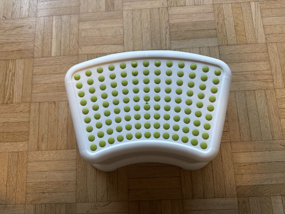 Ikea Sgabelli: Children's Step Stool White/Green - Great Condition! – Usato da Zollikerberg venduto da sha_r9g6