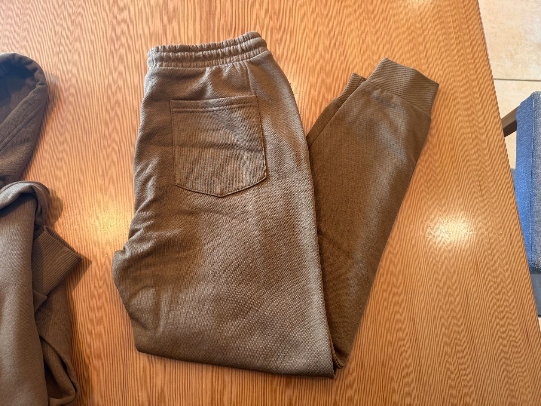 C&A Lots de vêtements: C&A Sweat-Set Pullover und Hose – D'occasion à Löhningen par santafe06 1