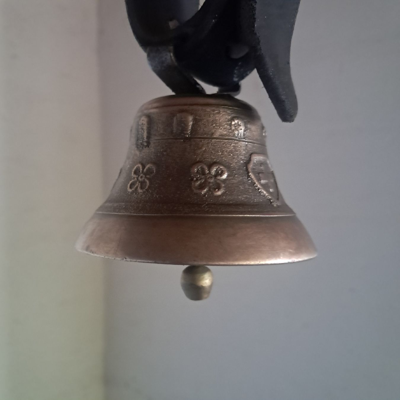 Campanacci mucche: ALTES GLÖGGLI MIT LEDERRIEMEN  – Usato da Murten venduto da SHETHOF 2