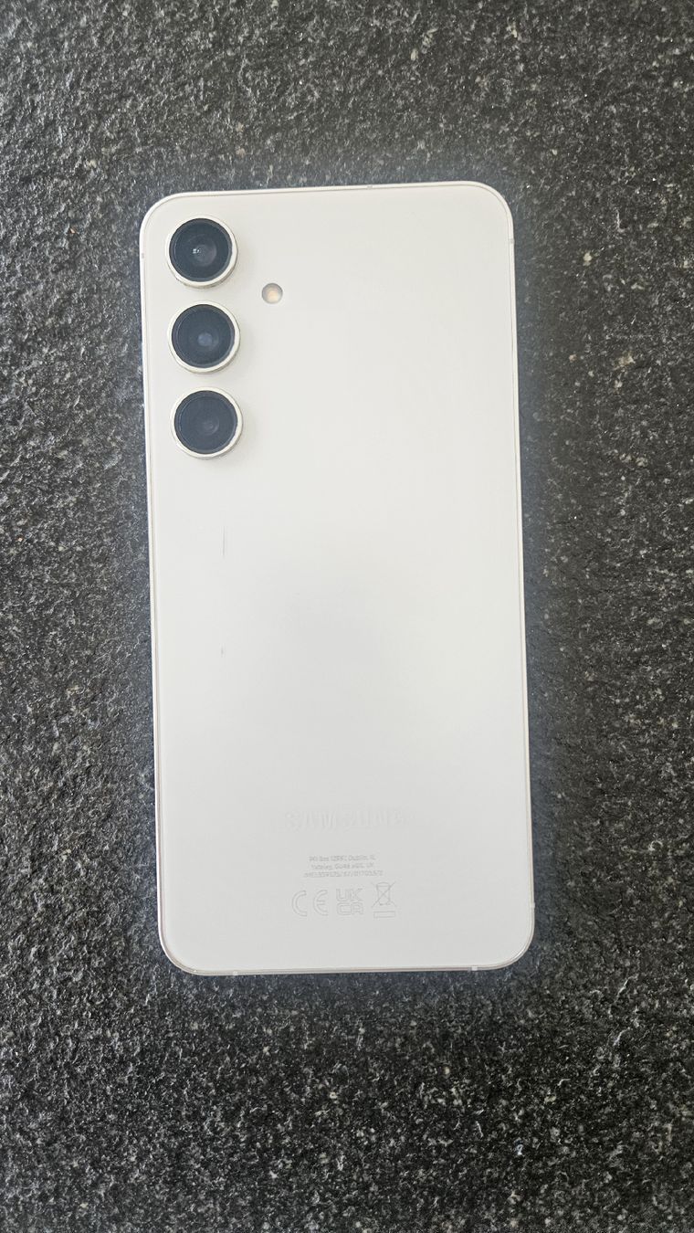 Samsung Telefoni cellulari / Smartphones: Samsung S23 White Used, Cracked Screen  – Difettoso da Sachseln venduto da laz_65cg 1