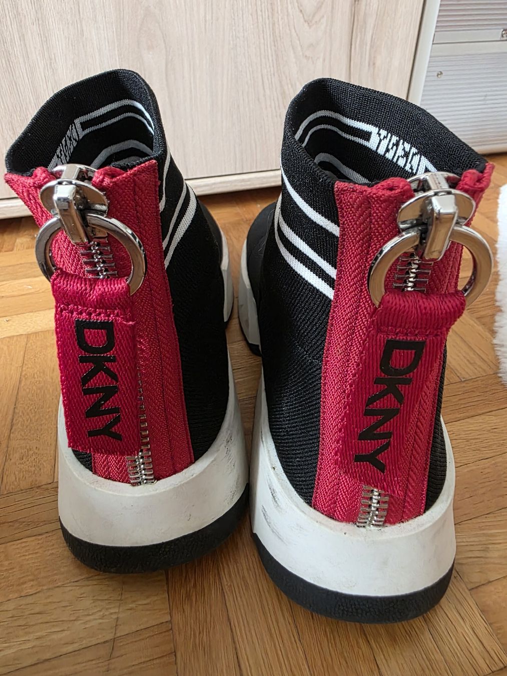 DKNY Damenschuhe: DKNY Sneakers, Schwarz/Rot, Gr. 39 – Neu (gemäss Beschreibung) aus St Gallen von vir_5kgt 2