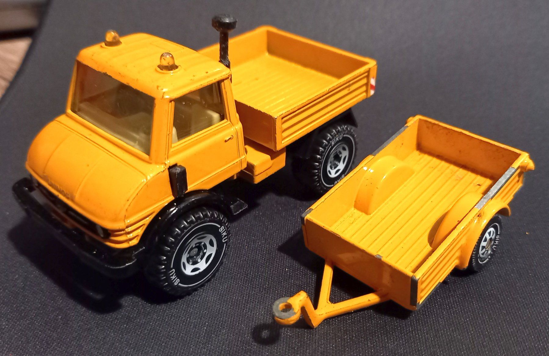 Siku Modellini d'auto: Siku Unimog 2215 – Usato da Pfäffikon ZH venduto da Zimizami
