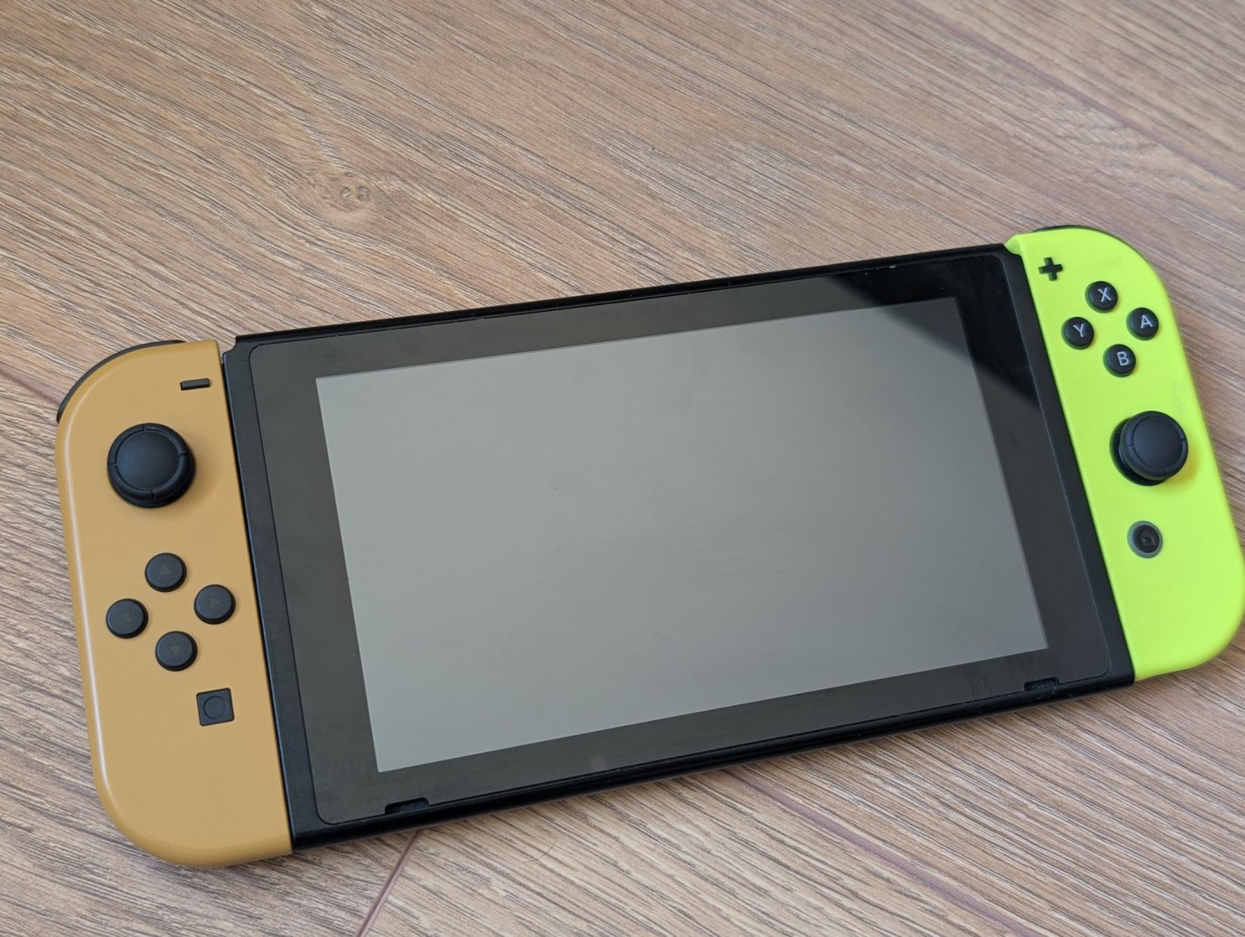 Nintendo Console: Nintendo Switch Pokemon Lets go! Pikachu Edition + 64 GB SD – Usato da Rickenbach b. Wil venduto da Shatter 2
