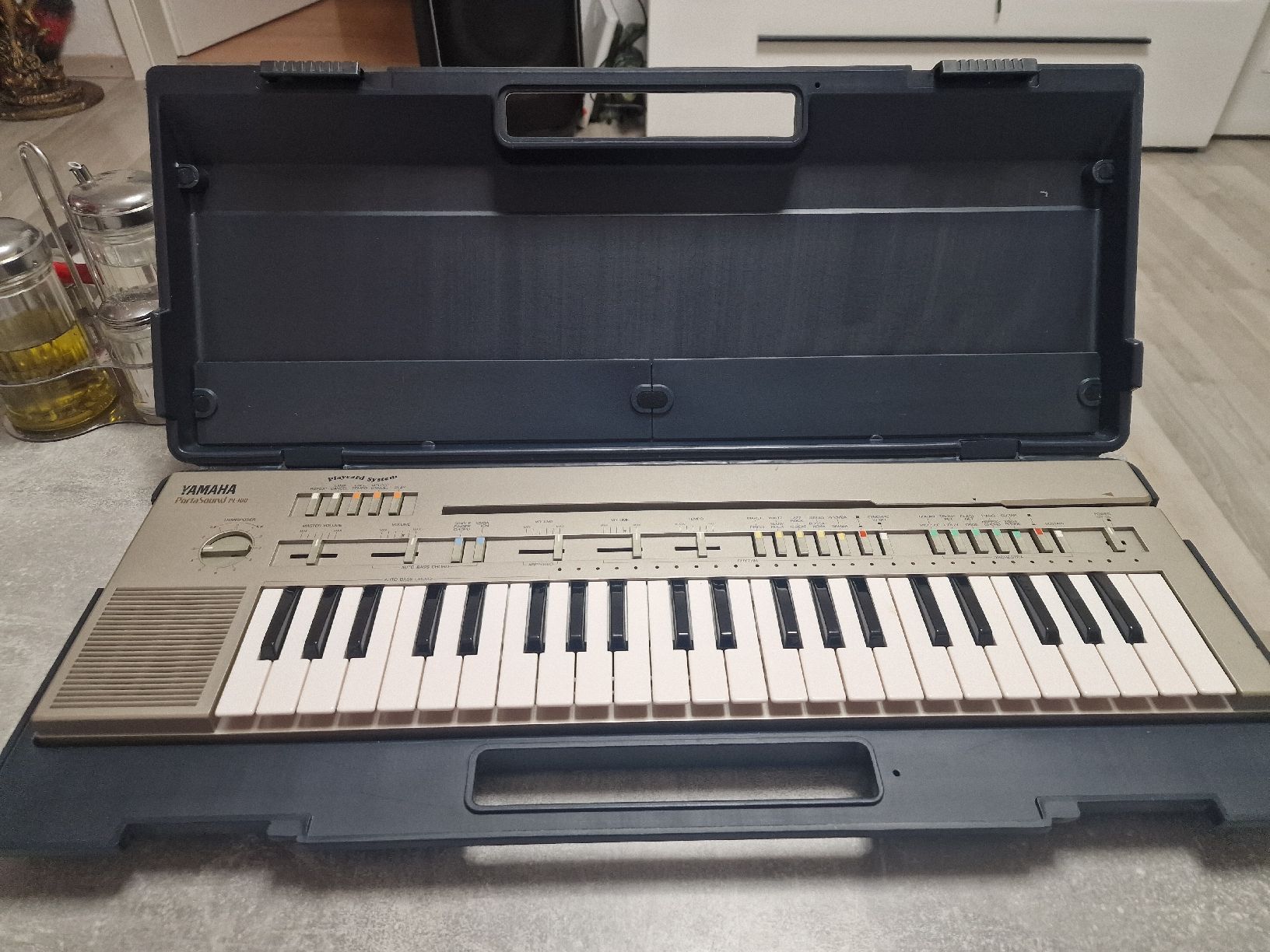Yamaha Strumenti musicali: Yamaha PortaSound PC-100 Keyboard – Usato da Herzogenbuchsee venduto da ioa_zcm6 1