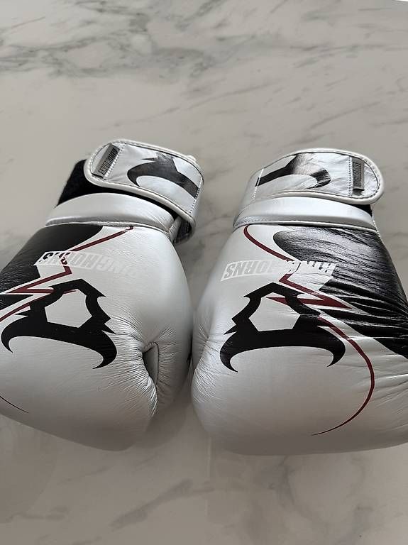 Guanti & manicotti: Gants de boxe  – Usato da Bulle venduto da Preteni