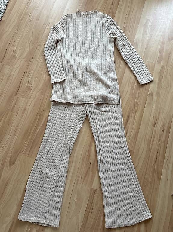 Lotti di vestiti: Zweiteiliges Lounge-Set in Beige – Usato da Gossau SG venduto da lar_2004_a