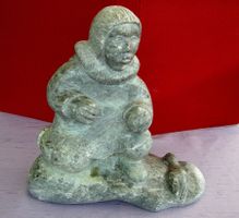GROSSE INUIT SKULPTUR « Eskimo Jäger ».