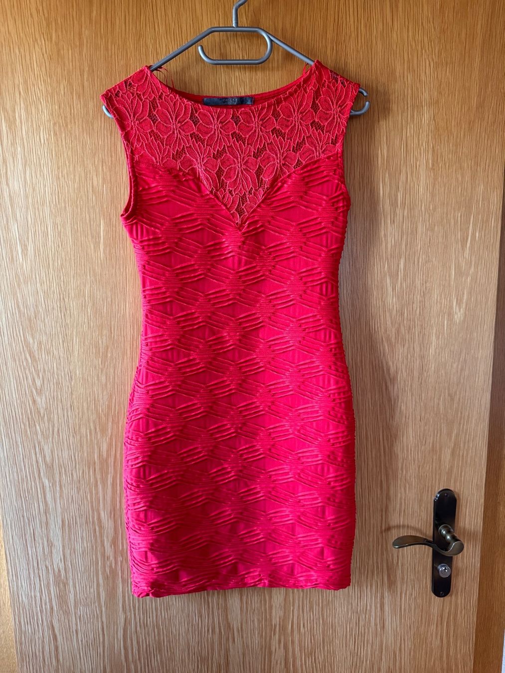 Guess Vestiti: Etui-Kleid von Guess Gr. 36 – Usato da Grosswangen venduto da second_hand_dress