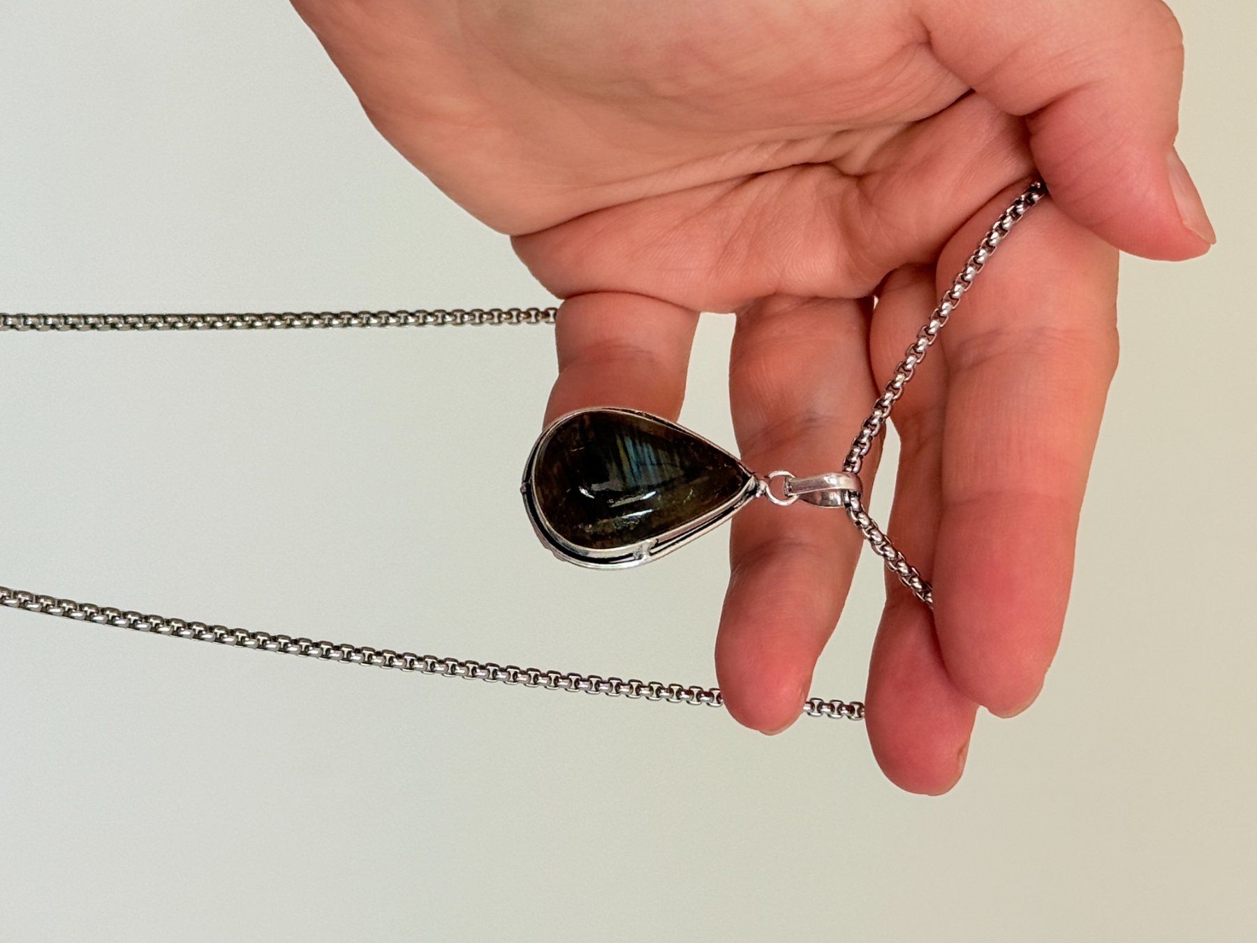 Catenine: Collier avec pendentif labradorite forme goutte – Nuovo e nell'imballaggio originale da Genève venduto da AGBERG 9