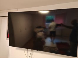65 Zoll Samsung TV mit Wandhalterung