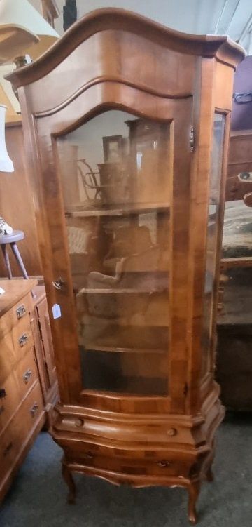 Vetrine: Schöne Stilmöbel Vitrine Nussbaum – Usato da Flums venduto da Flumsantik 1