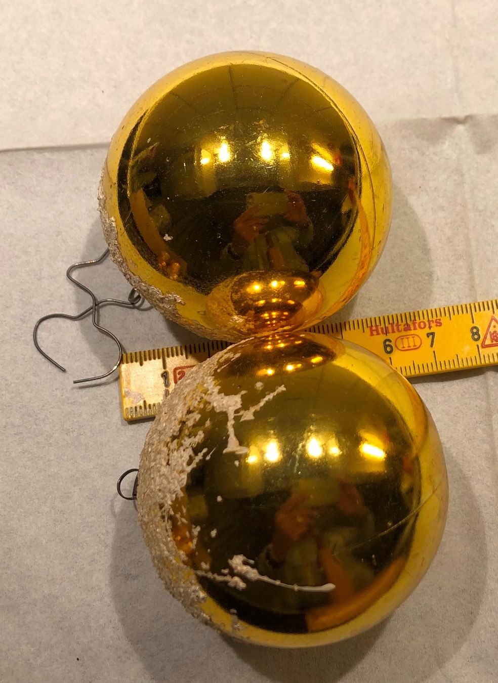 Alle Dekorationen: Duo ältere Weihnachtskugeln, Goldfarben mit "Schnee-Glitzer" – Gebraucht aus Gossau/ZH von amazonas66 2