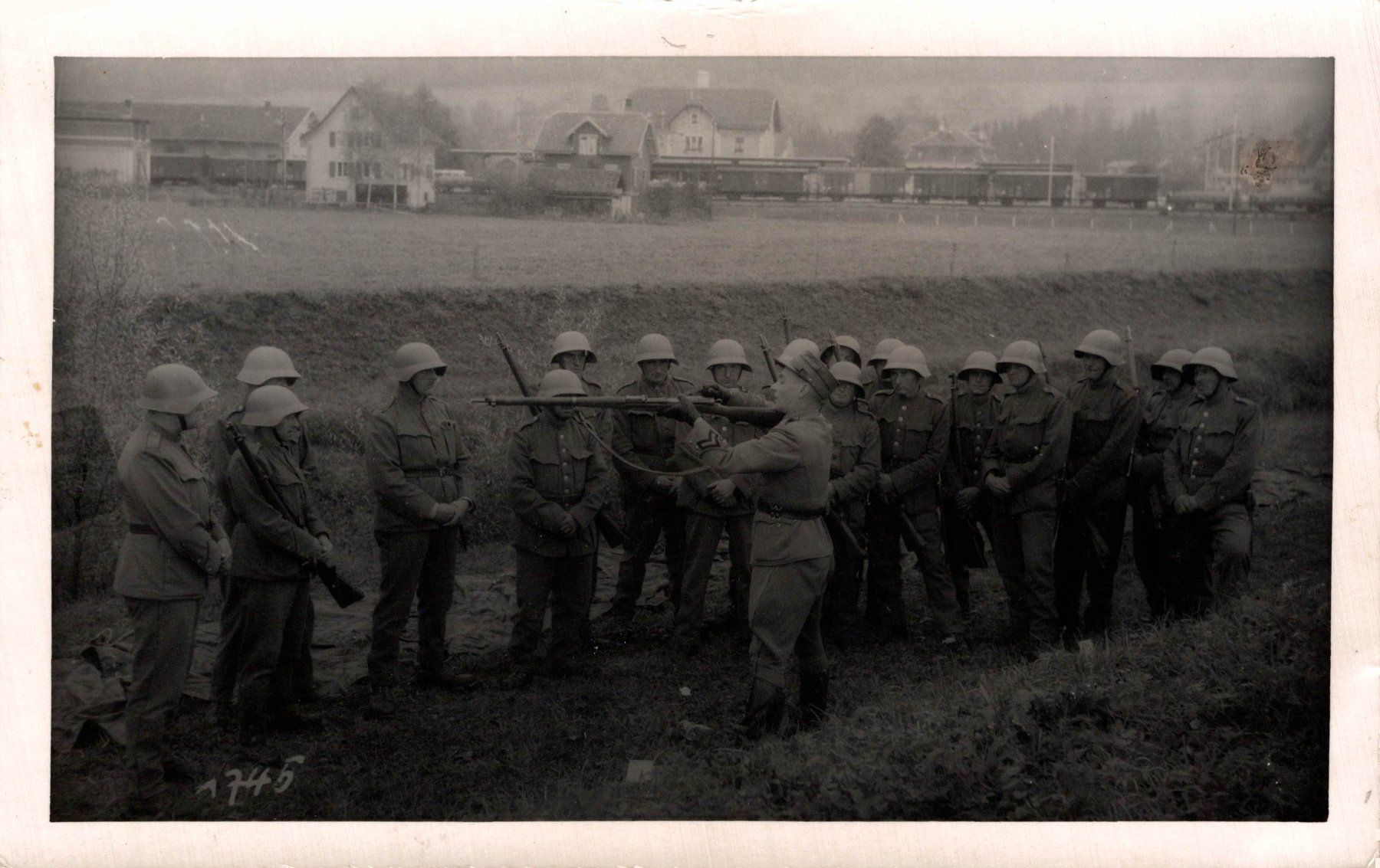 Cartoline postali: Soldaten bei einer Waffenübung – Usato da Bronschhofen venduto da Astore