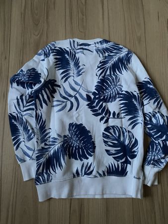 BERSHKA SWEATSHIRT MIT BLATTMUSTER, GR. M