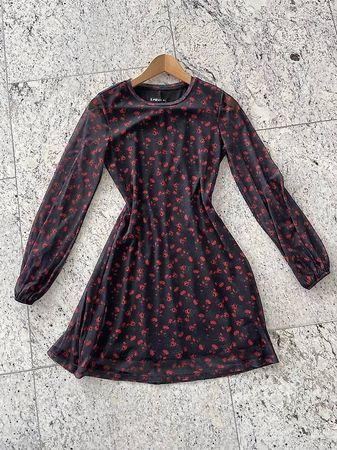 Vestito nero con decorazioni floreali rosse
