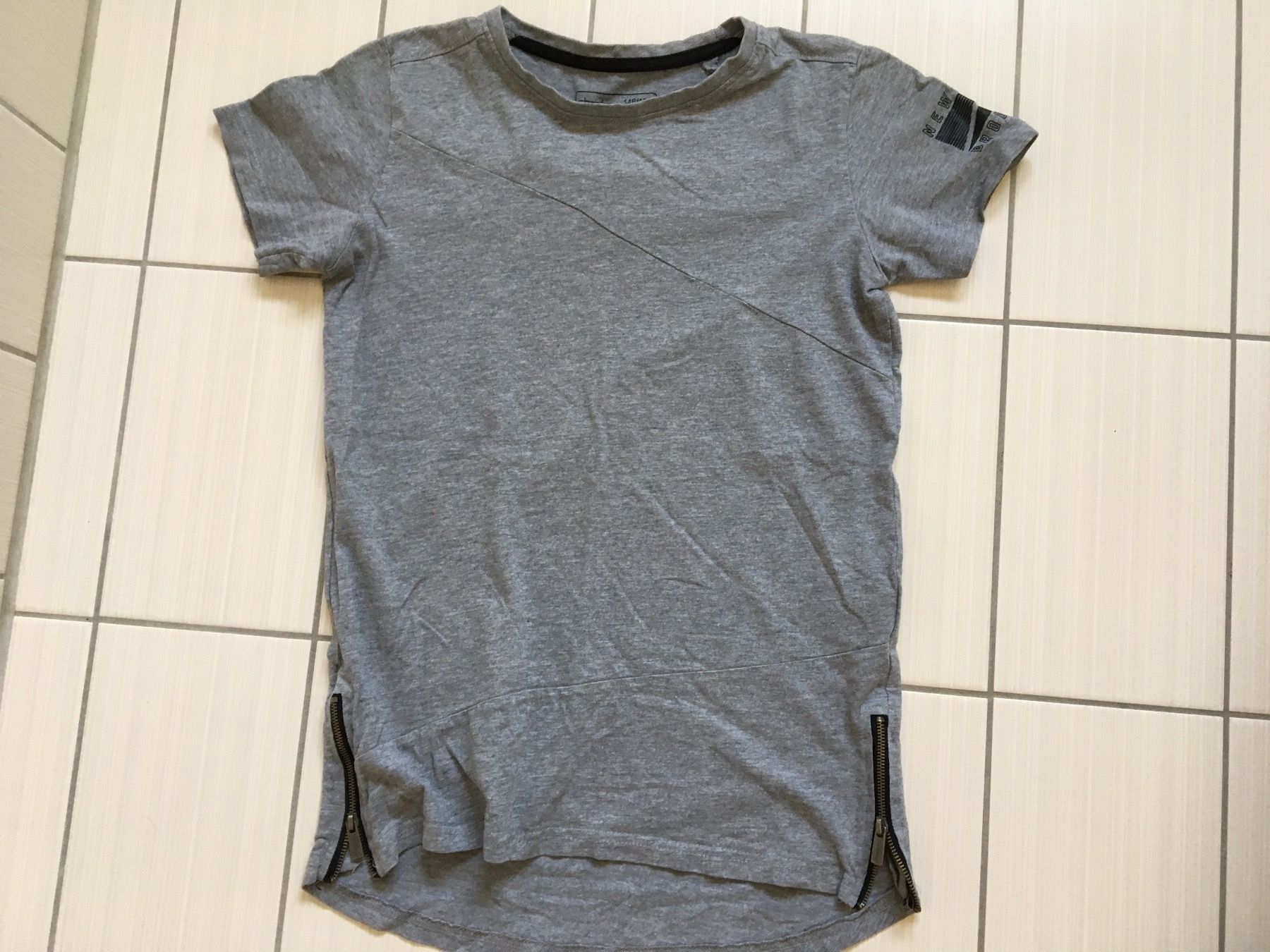 Camicette, T-shirt & Top: T-Shirt 148 – Usato da Arth venduto da Vrecam51