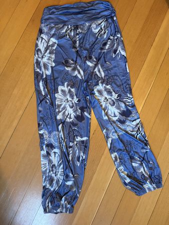 Leichte Sommerhose mit Blumenmuster, Gr. XL, NEU