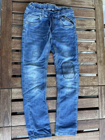 VillerValla Jeans Kinder Grösse 128 mit Flicken schmal