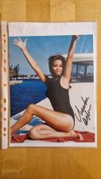 Claudine Auger (James Bond), Original Autogramm auf Foto