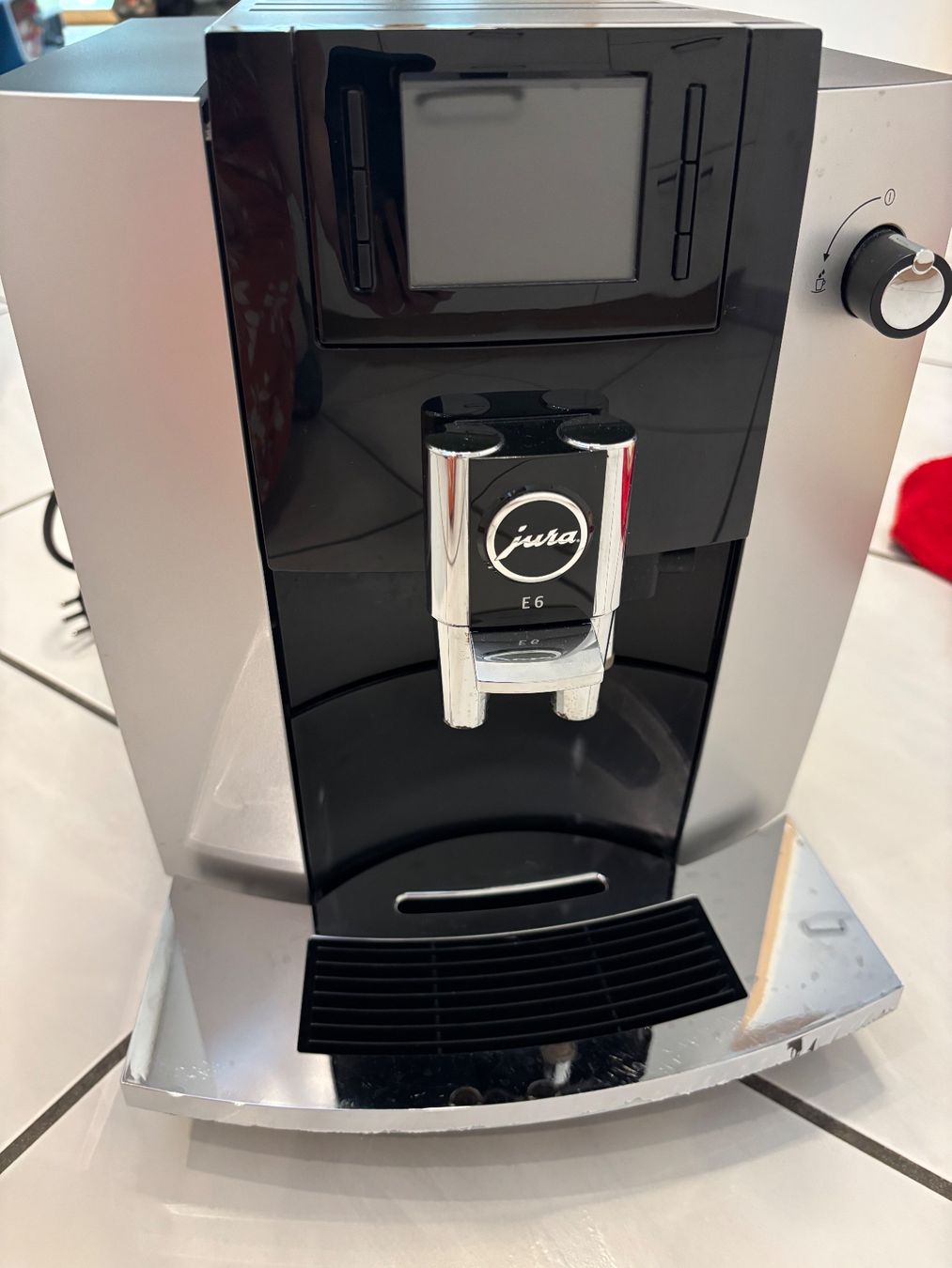 Jura Machines à café & Machines à expresso: Jura Kaffeemaschine E6 – D'occasion à Bubendorf par domino.25