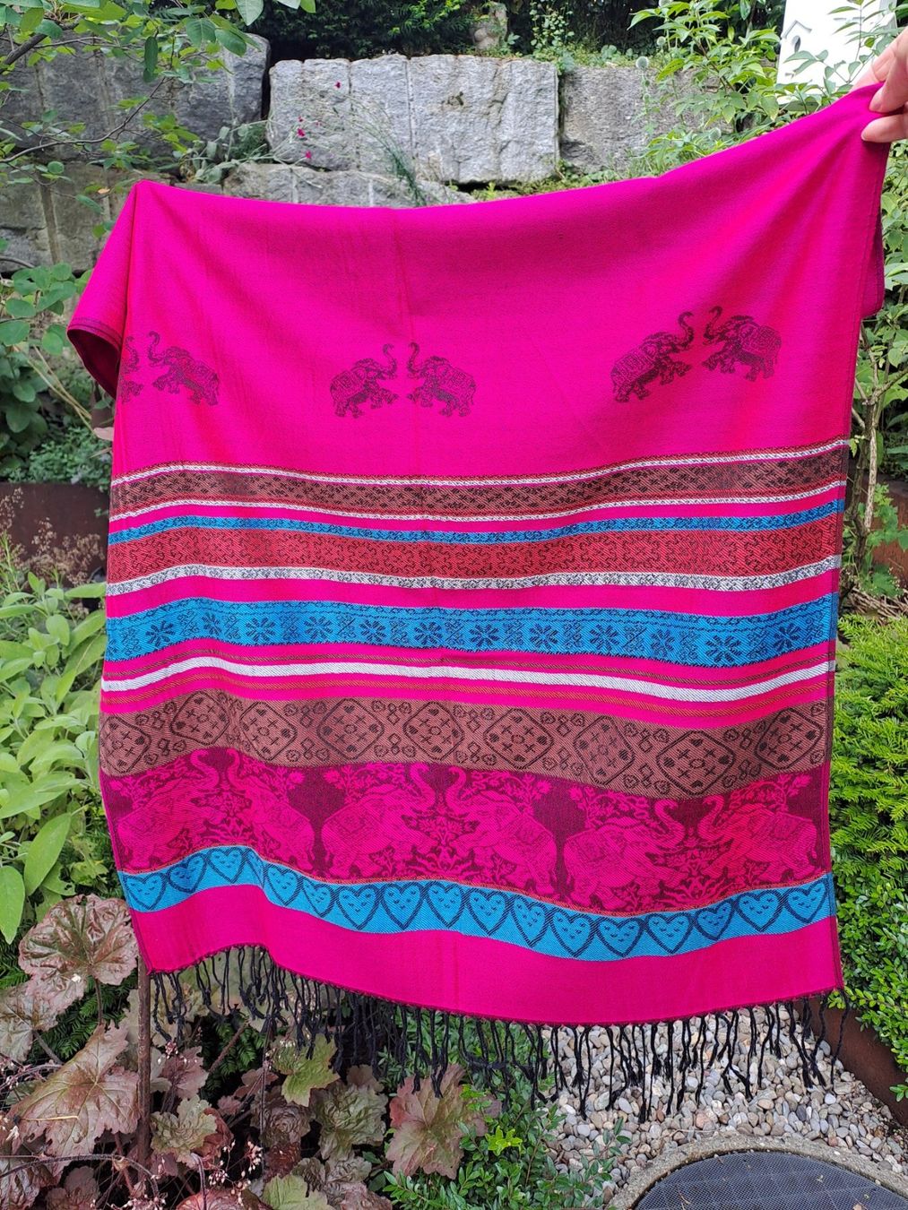 Foulards, Tücher & Schals: Cashmere-Schal, pink mit Ethno-Muster und Fransen – Gebraucht aus Volketswil von ronbons