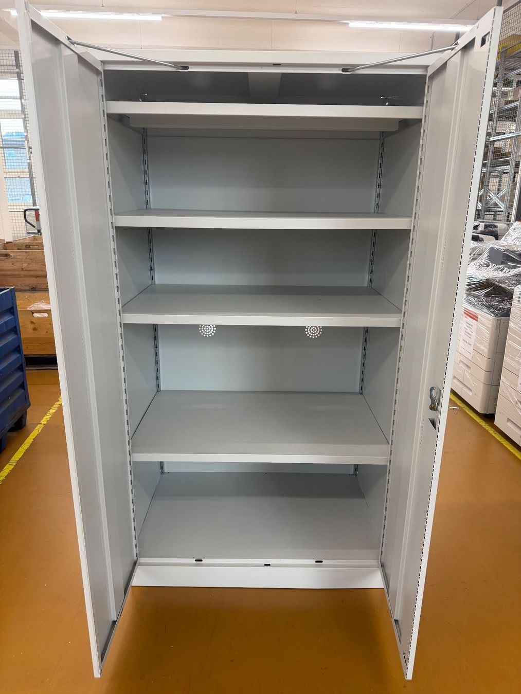 Armadi: Metallschrank mit verstellbare Regale – Usato da Dietlikon venduto da ComdatAG 2