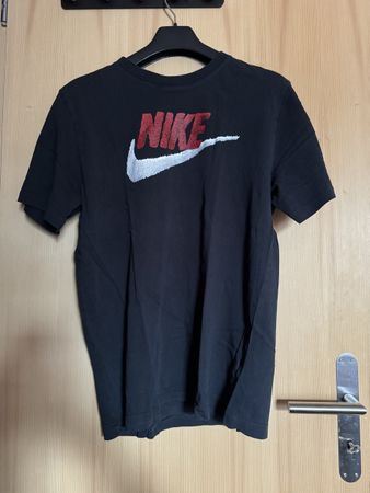 T-shirt Nike noir, taille M, parfait pour l'été! 😎 47