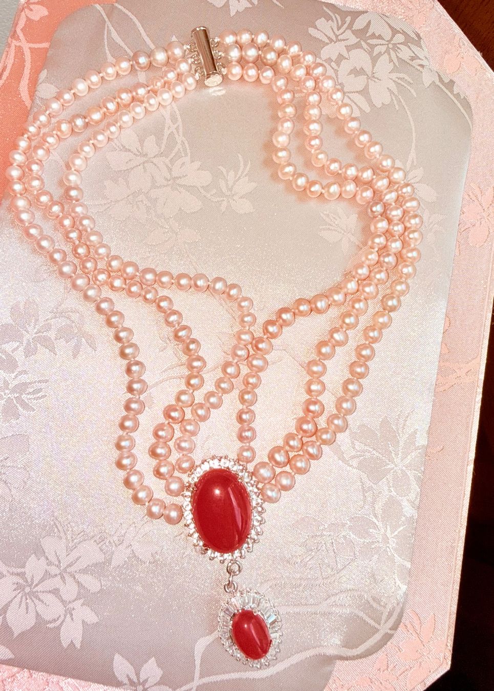 Ketten: Collier perles roses et jade rouge – Neu und originalverpackt aus St-Maurice von Sandrinette123 4
