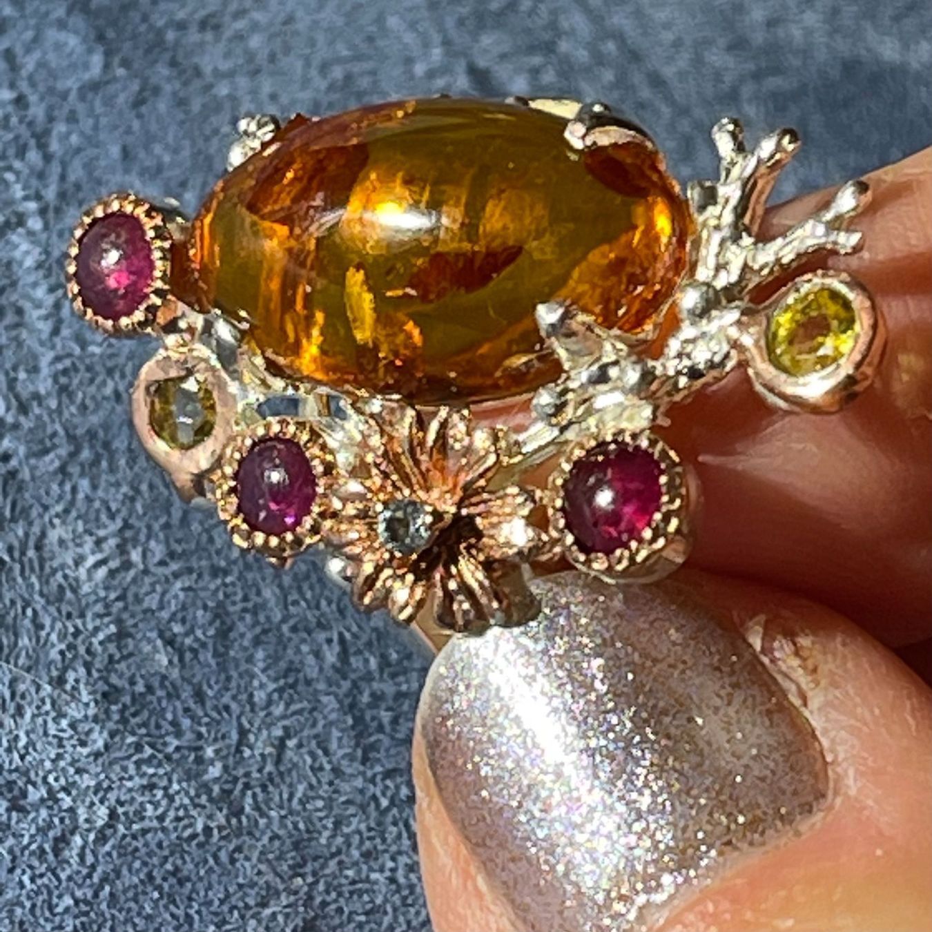 Llan Valls Joies Anelli: Natural African Red Amber & Ruby Asymmetric Gold 925SS Ring – Nuovo e nell'imballaggio originale da Birsfelden venduto da Brut 4