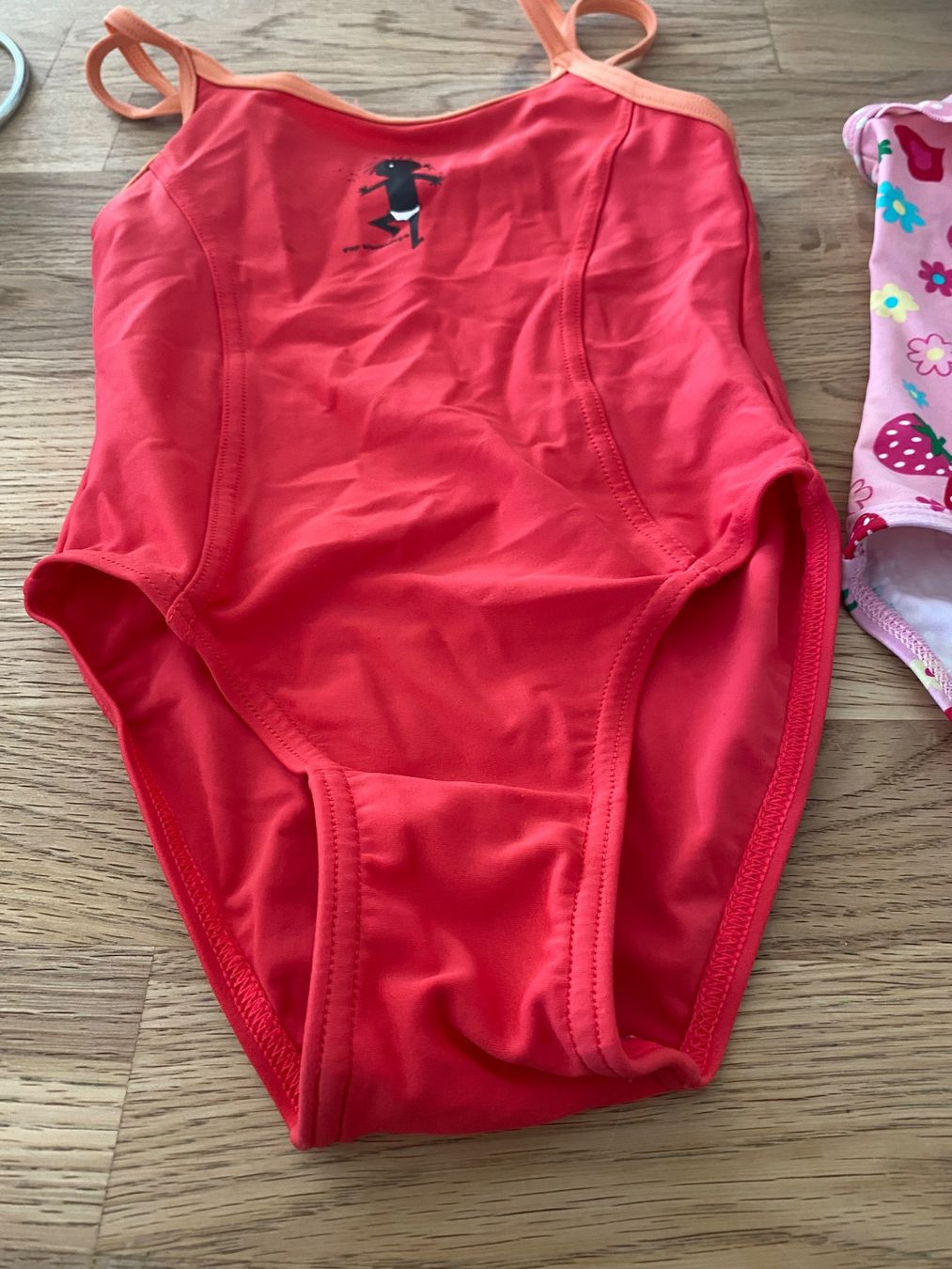 Costumi da bagno & Bikini: 2 Badeanzüge und eine Hose Gr. 110 – Usato da Hauenstein venduto da Ginsy 1