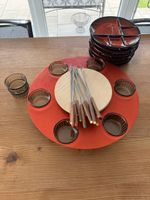 Rot/schwarze Fondue-Platten, Gläsli, Gabeln, Holzteller, Set