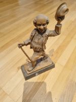 Holzfigur gechnitzt Wanderer mit Hut und Stock 