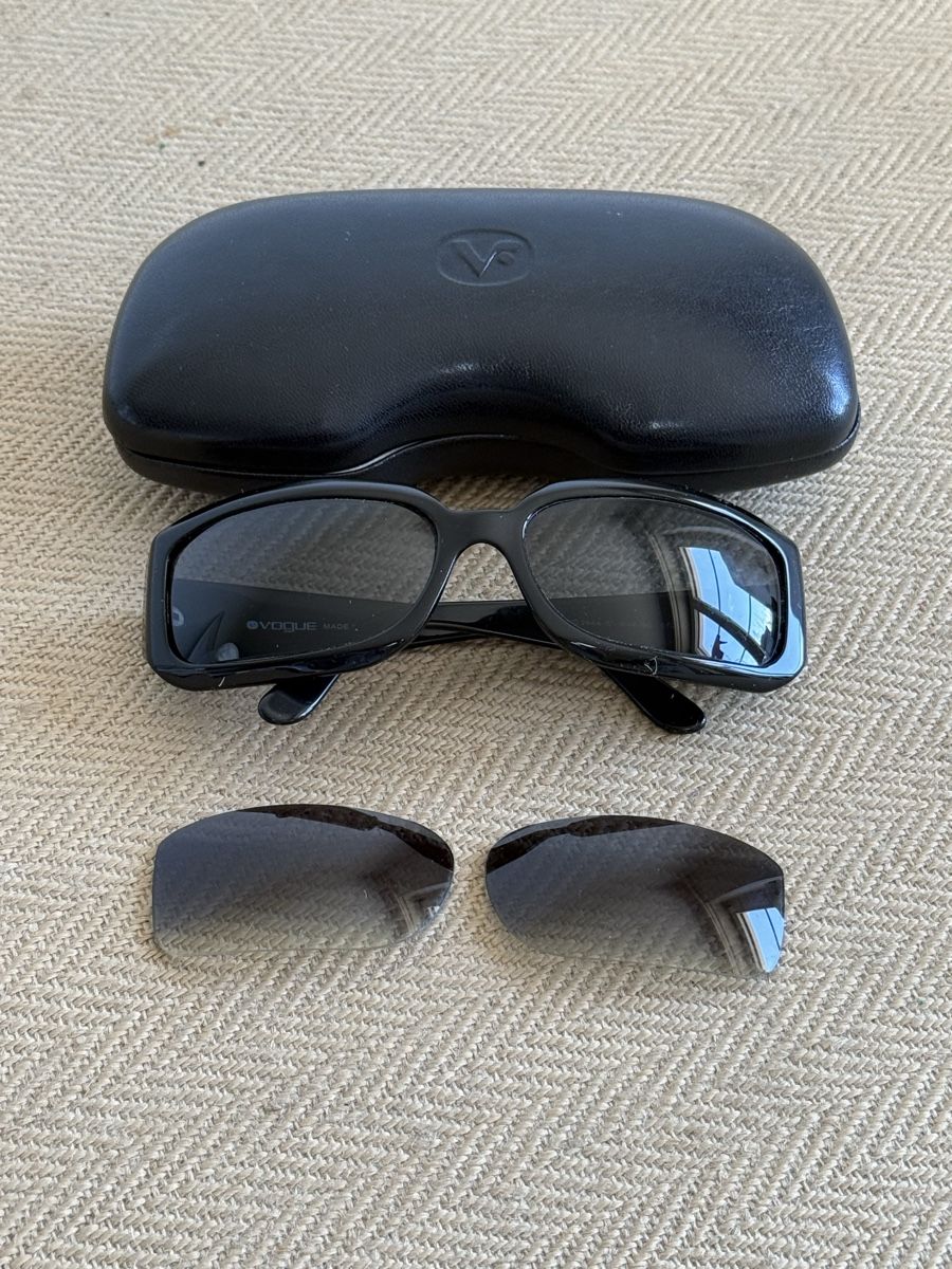 Vogue Occhiali & Lenti: Schöne schwarze VOGUE Sonnenbrille  – Usato da Konolfingen venduto da petzipetz