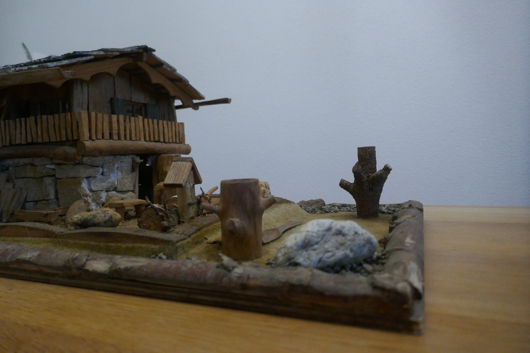 Articoli in legno: Schönes Holzhaus / Holzkrippe – Usato da Büsingen venduto da Scor88 2