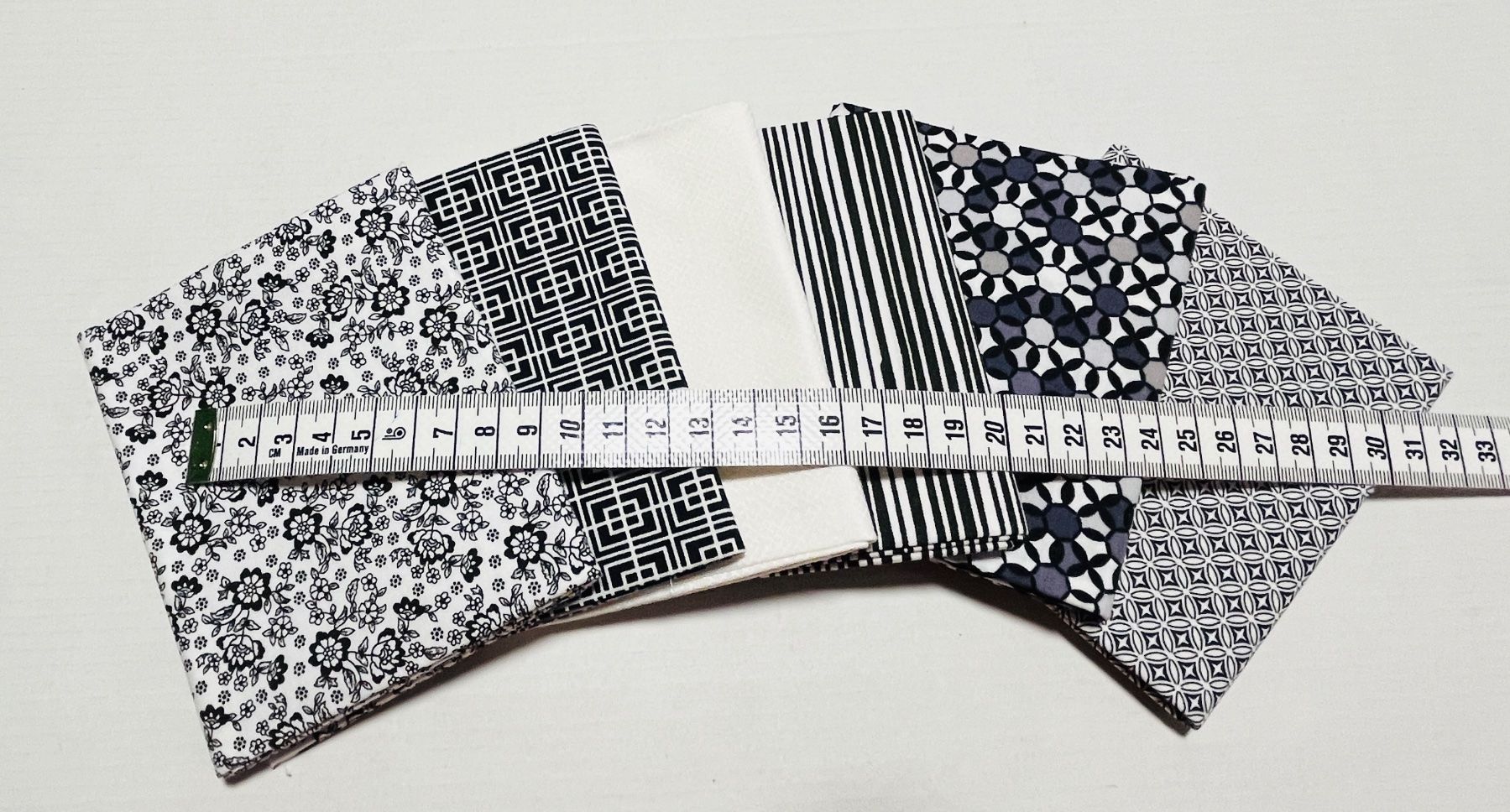 Tissus: Patchworkstoffe 6 FQ weiss-schwarz-grautöne – Neuf (Voir description) à Seuzach par KreativmitStoff 1