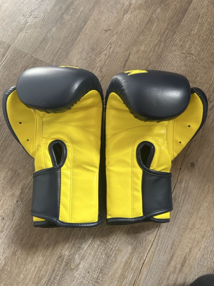 Kinderhandschuhe: Kick Box ausrüstung – Gebraucht aus Leimbach AG von brebi 1