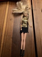 Barbie ? Puppe mit Goldtop, schwarzem Rock, Stiefeln