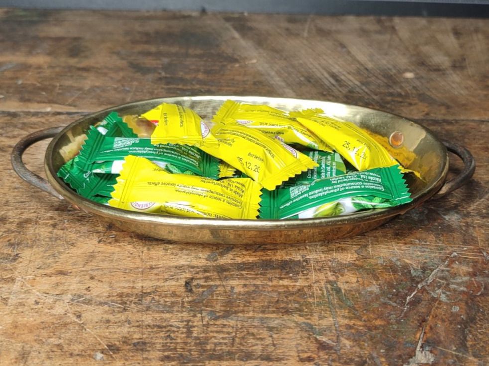 Assiettes: Wunderschöner alter kleiner Teller in Gold Farbe – D'occasion à Gelterkinden par MYSTOREFORYOU4460