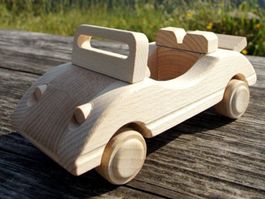 Spielzeugauto aus Holz – neues Spielzeug