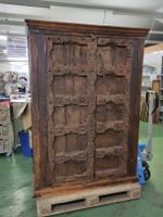 Schrank Massivholz mit Türen antiker Art