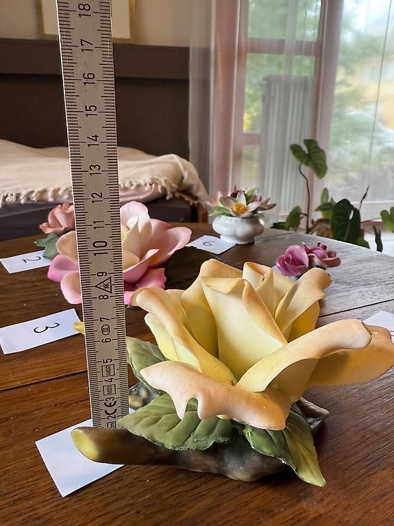 Statuette: Porzellan Blumen – Usato da Fribourg venduto da 1thaila 2