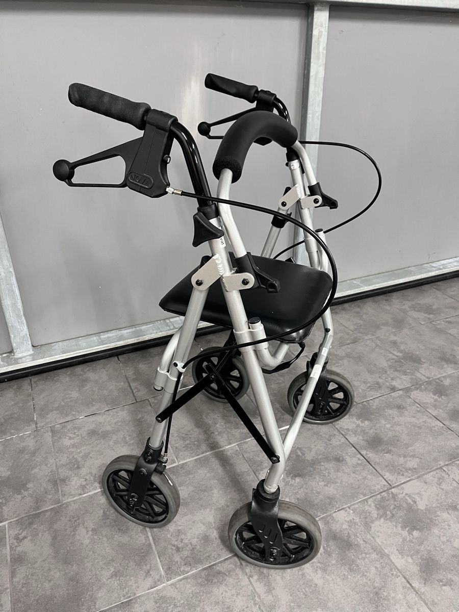 Aides à la marche: Rollator mit Sitzgelegenheit  – D'occasion à Hinwil par dire07 3