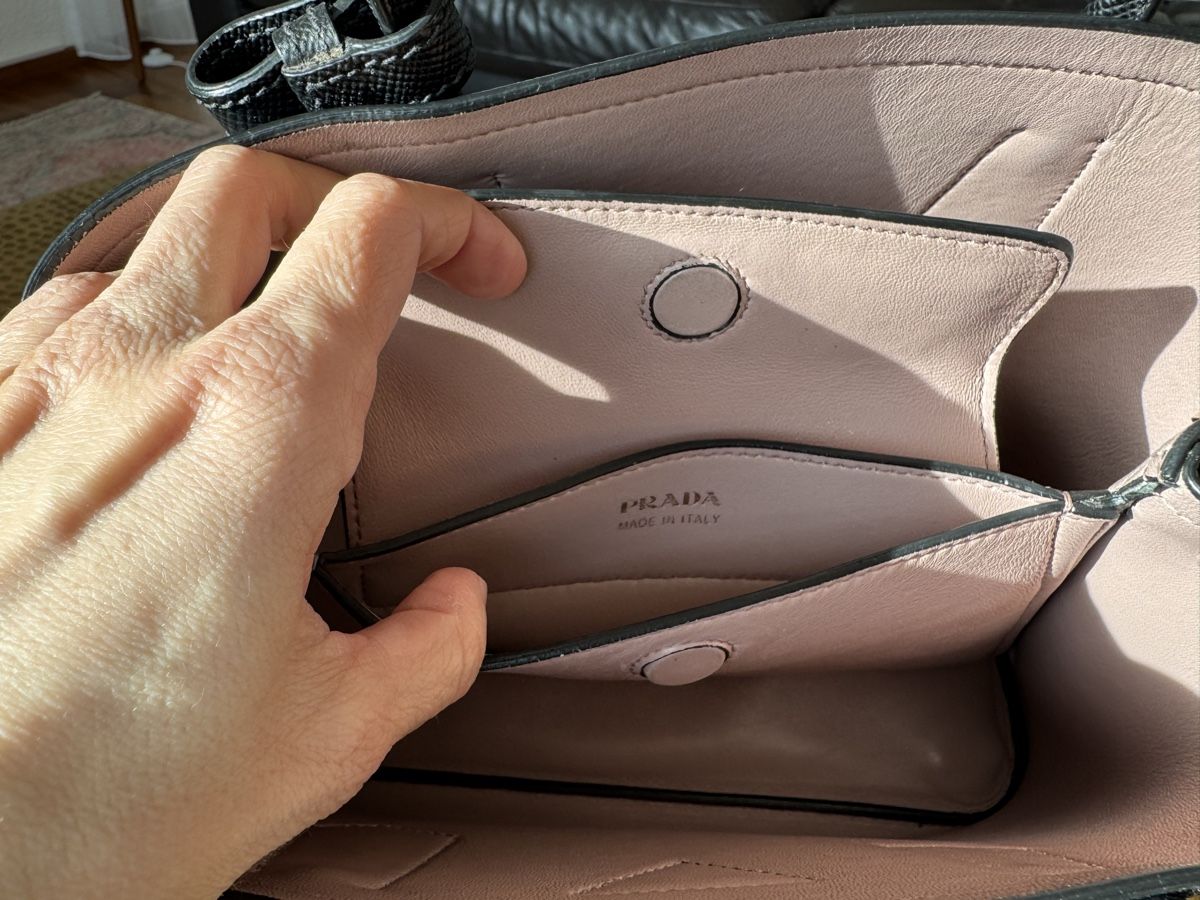 Prada Sacs femmes: Prada Handtasche Saffiano Medium – D'occasion à Untersiggenthal par Shopaholic07 8
