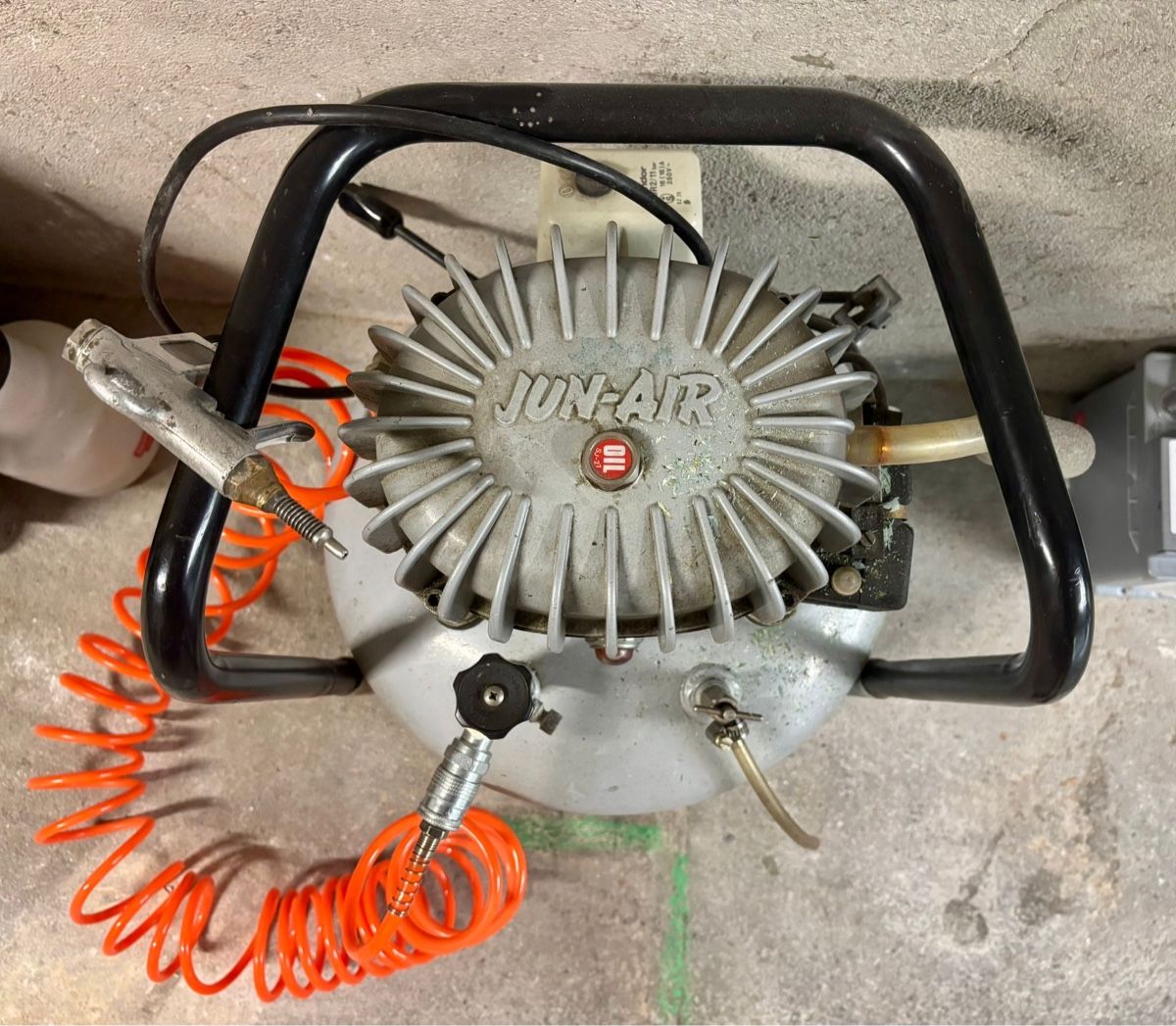Jun-Air Compressori: Compresseur Silencieux Professionnel JUN-AIR  – Usato da Chavannes-Renens venduto da tim_8669 7