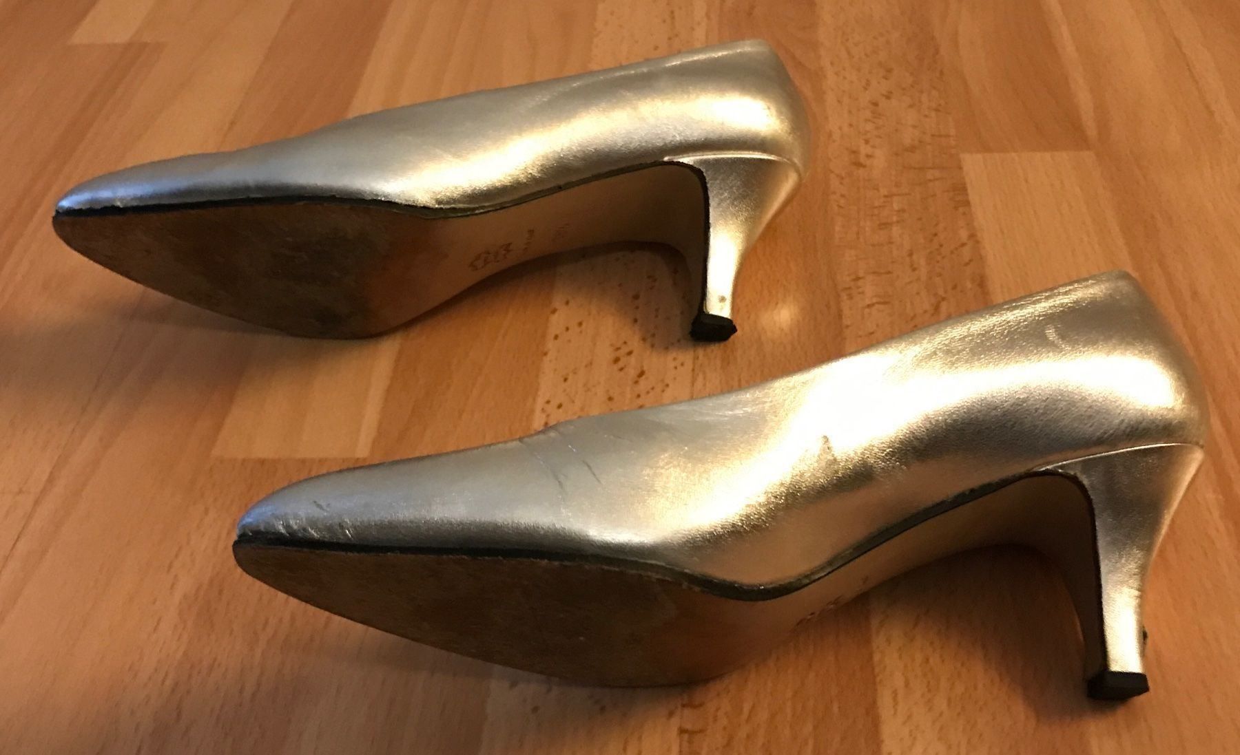 Scarpe da donna: Lederpumps silber Grösse 38,5 – Difettoso da Ennetmoos venduto da Tabakfrei 2