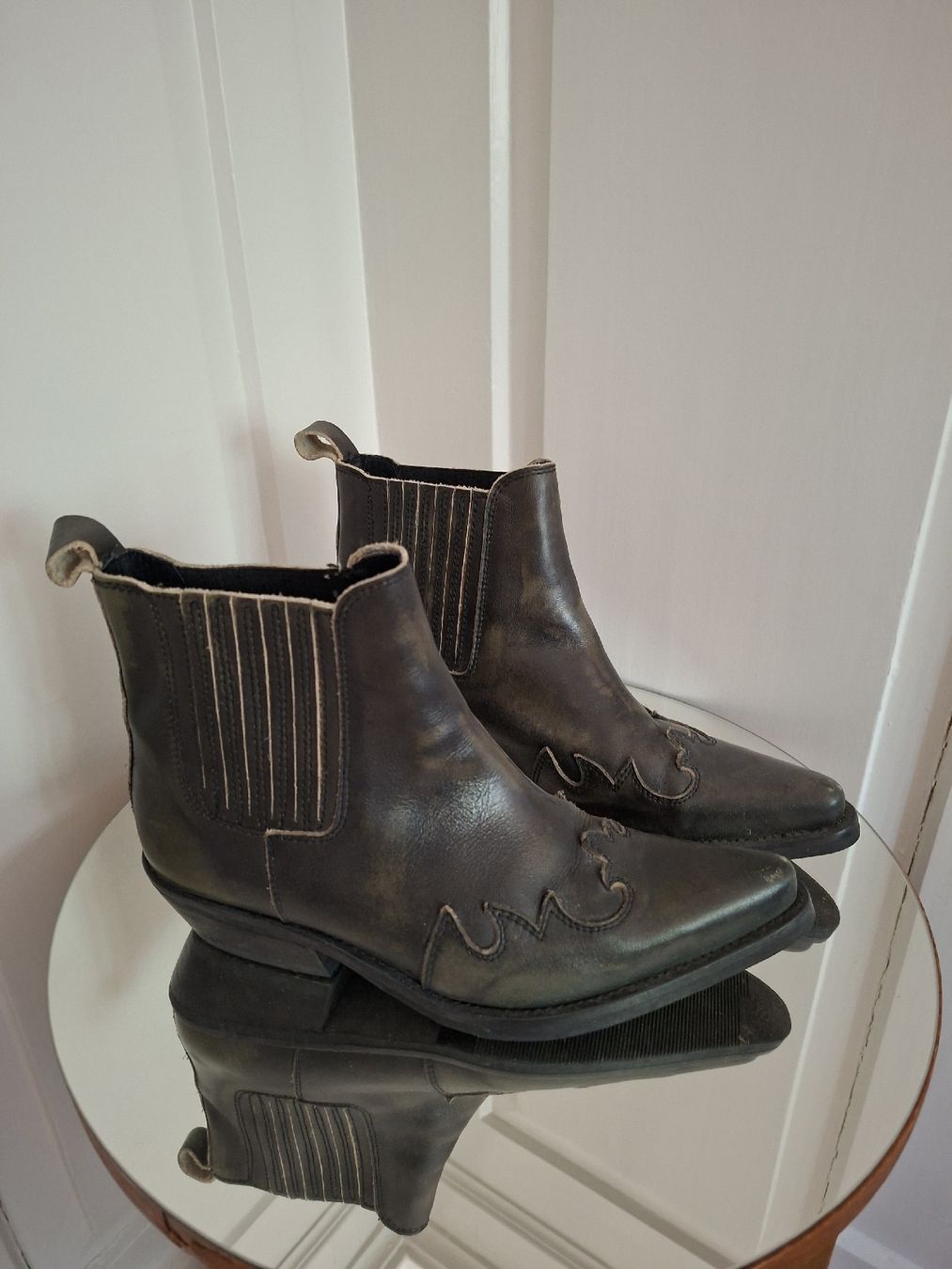 Scarpe da donna: Western Boots Leder dunkelgrau – Usato da Zürich venduto da evelaboum 2