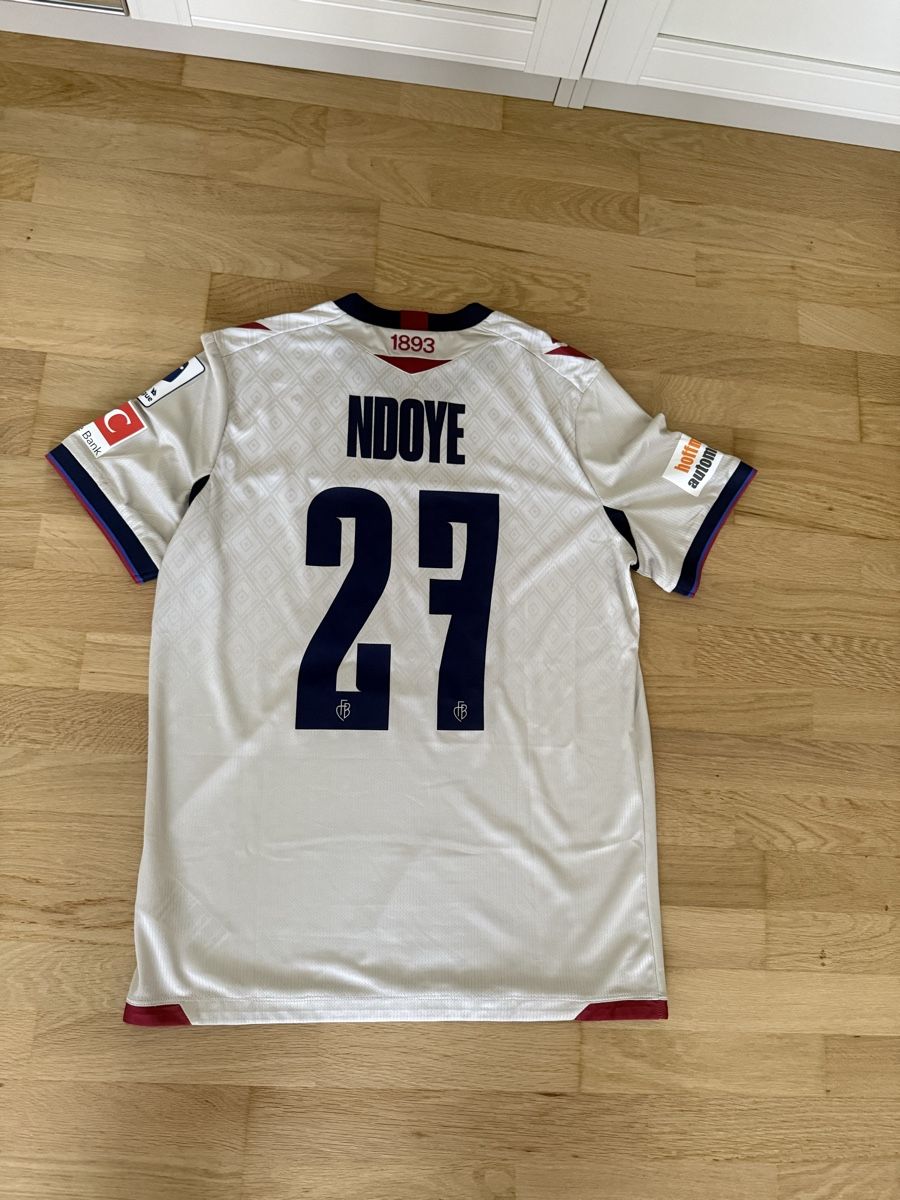 FC Basel Canottiere & Pantaloni: Fc Basel Ndoye 27 Trikot Grösse L – Nuovo (secondo la descrizione) da St. Gallen venduto da res_7lrl