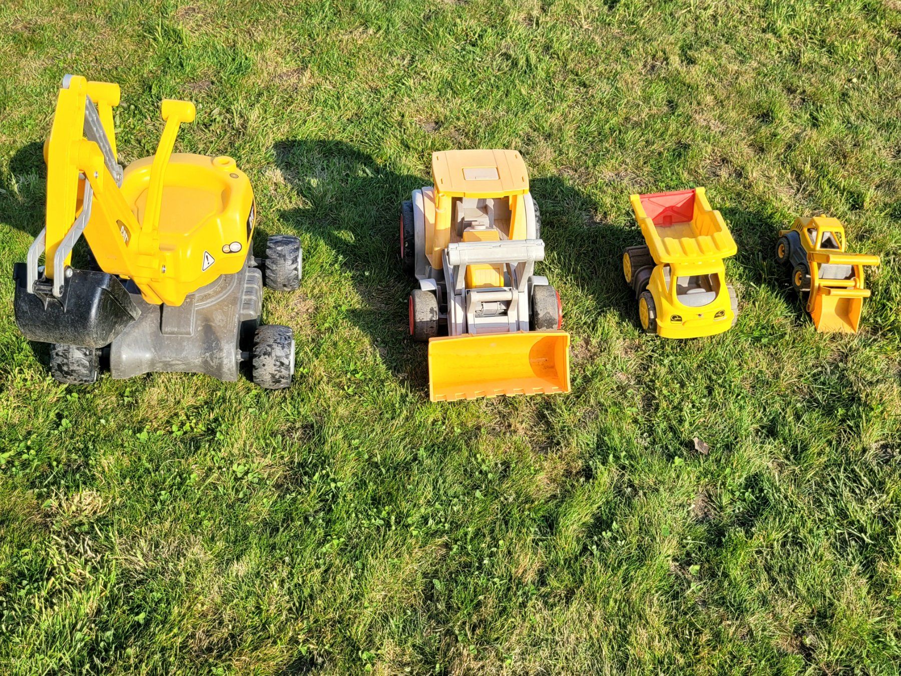 Sabbiera per bambini: Grosses Sandspielzeug-Set: CAT Sitzbagger & Schaufellader – Usato da Kölliken venduto da carddo