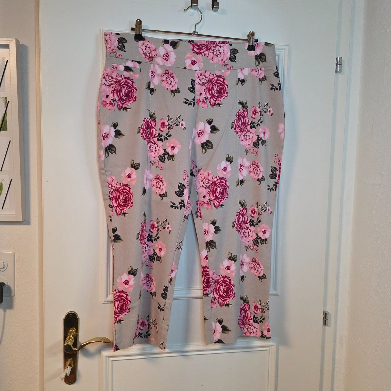 Pantaloni: Queenspark Sommerhose Blumen 50/52 Viskose – Usato da Wald ZH venduto da CapLux 1