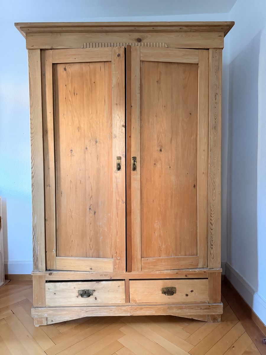 Armoires: Alter Kleiderschrank von Melchersmann – D'occasion à St. Gallen par GandT